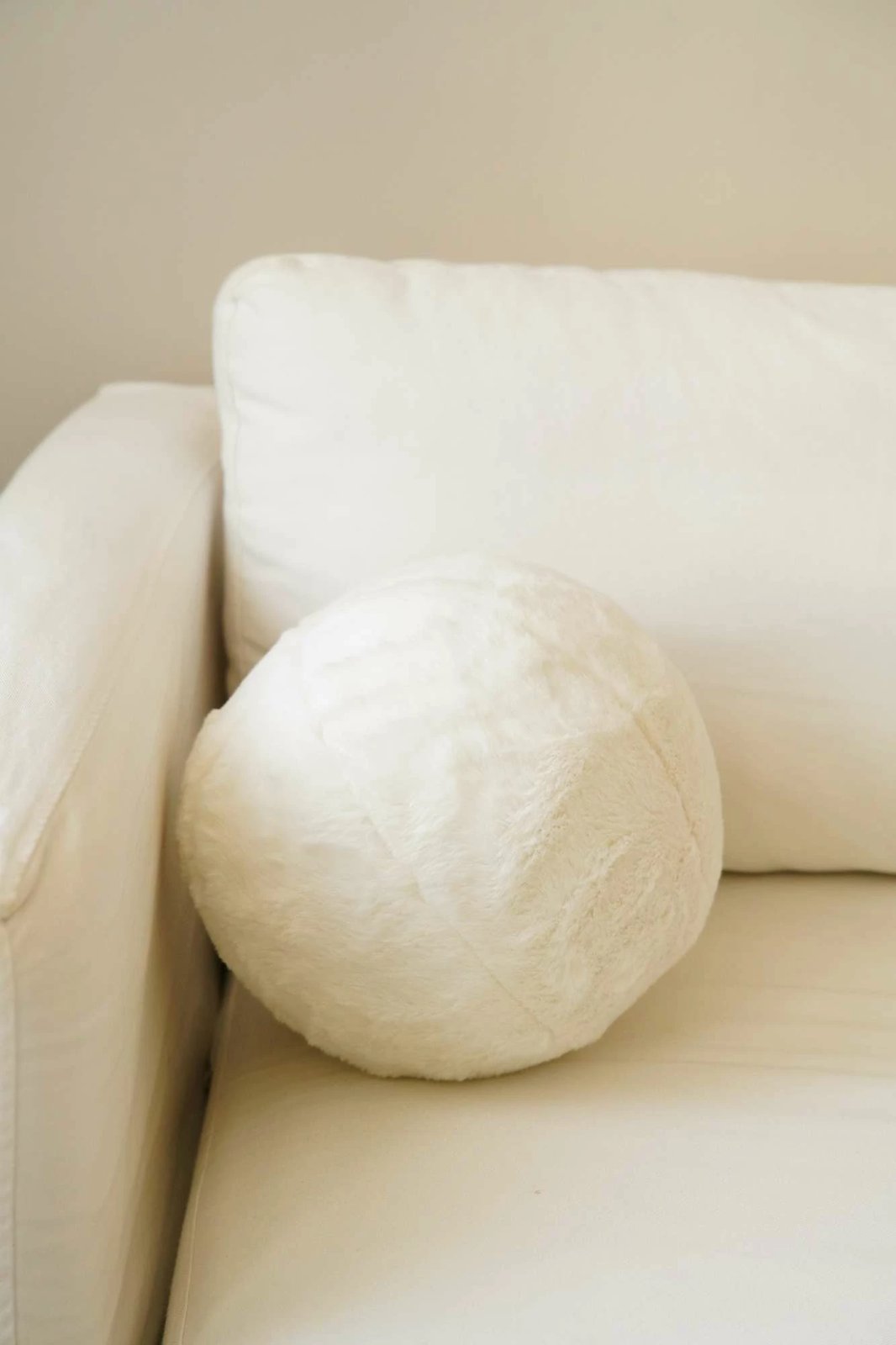 Jastëk pelushi, ngjyrë krem, Evila Originals, 25x25x25cm