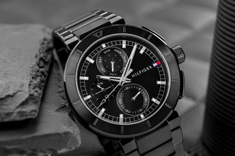 Orë dore për meshkuj Tommy Hilfiger, e zezë