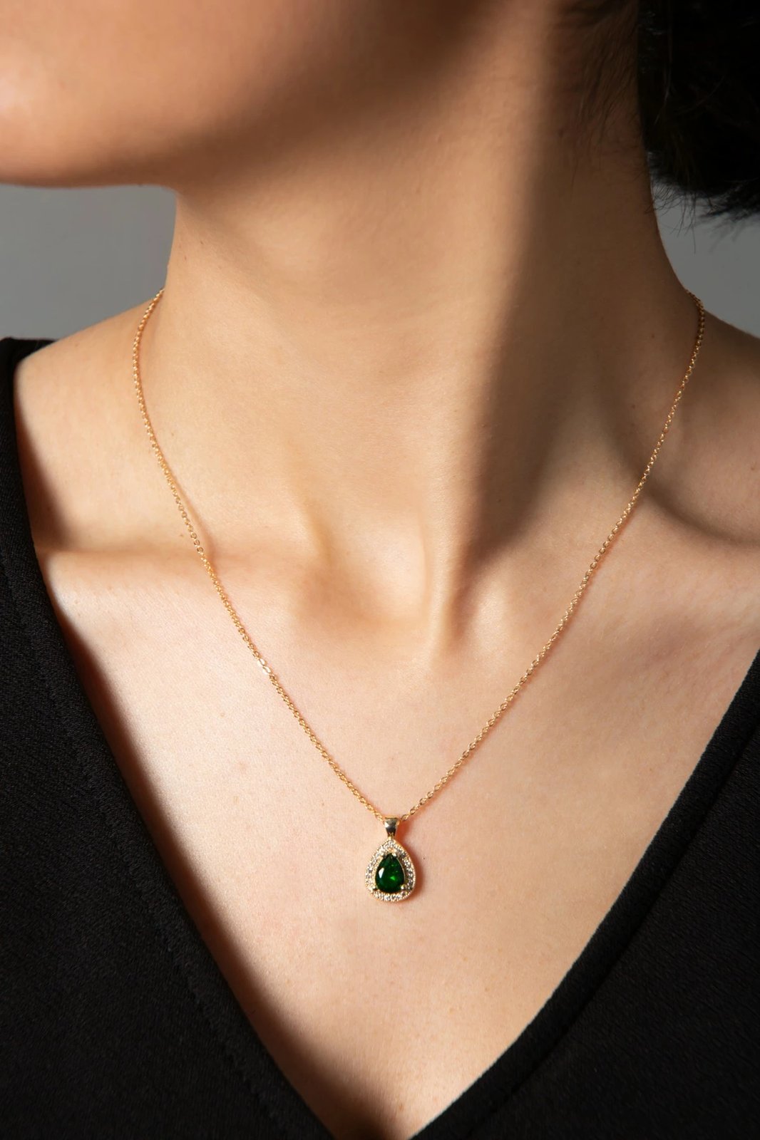 Qafore metalike, ngjyrë ari, me gur të gjelbër, CK9591