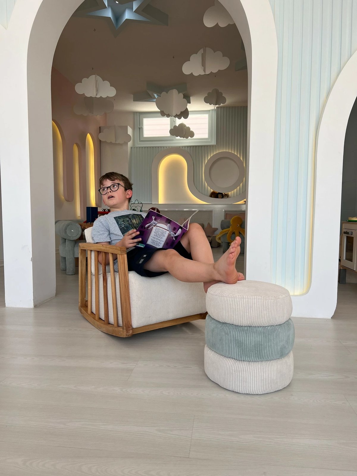 Karrige Wing Atelier del Sofa, Kidi, e bardhë