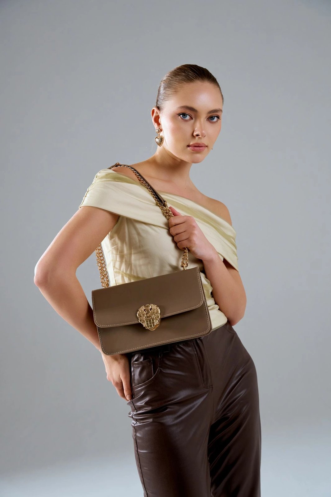 Çantë shpatulle, ngjyrë Dark Mink, Vince Camuto, Amore