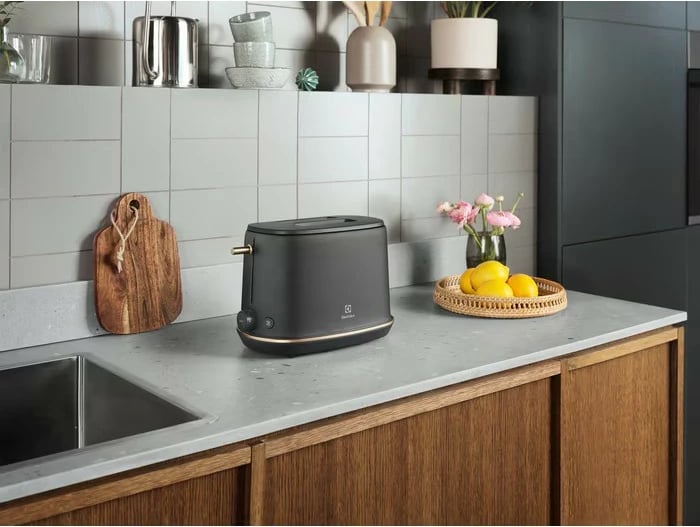 Toster Electrolux E7T1-6BP, 980 W, 2 slote, shkrirje dhe ngrohje, tabakë për thërrime, i zi