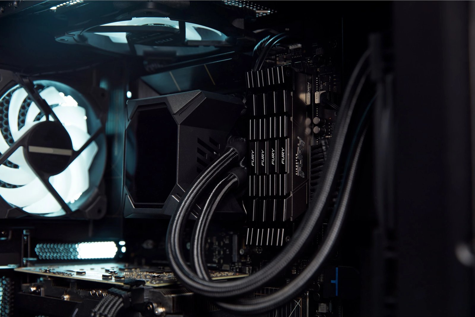 RAM Memorje Kingston FURY Renegade 16GB 5333MT/s DDR4 CL20, e zezë RAM Memorje Kingston FURY Renegade 16GB 5333MT/s DDR4 CL20, e zezë