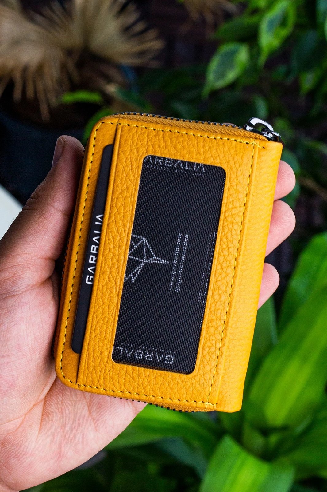 Mbajtës kartelash prej lëkure, ngjyrë mustard, Zoozie Bags, Clovis