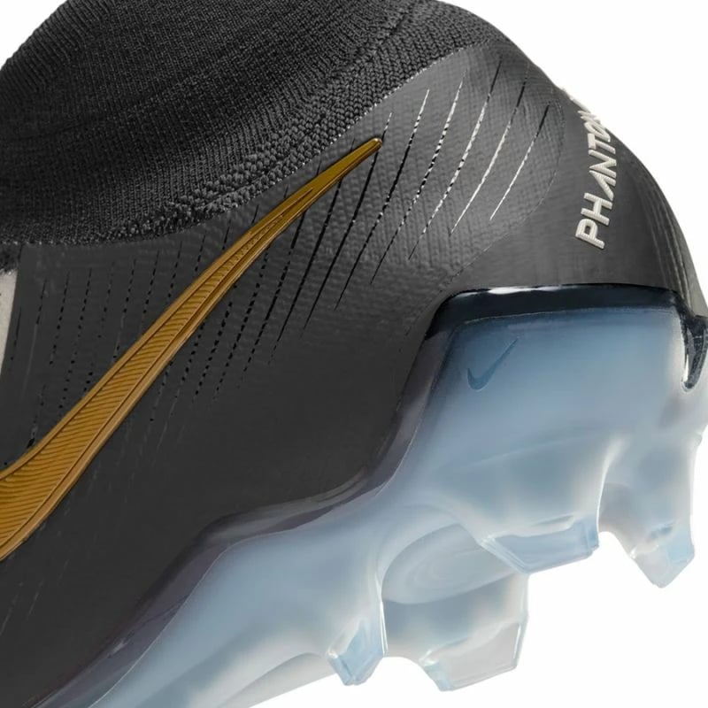 Atlete futbolli Nike për meshkuj, të bardha e të zeza Atlete futbolli Nike për meshkuj, të bardha e të zeza