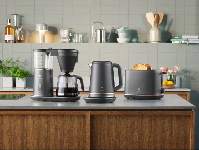 Toster Electrolux E7T1-6BP, 980 W, 2 slote, shkrirje dhe ngrohje, tabakë për thërrime, i zi