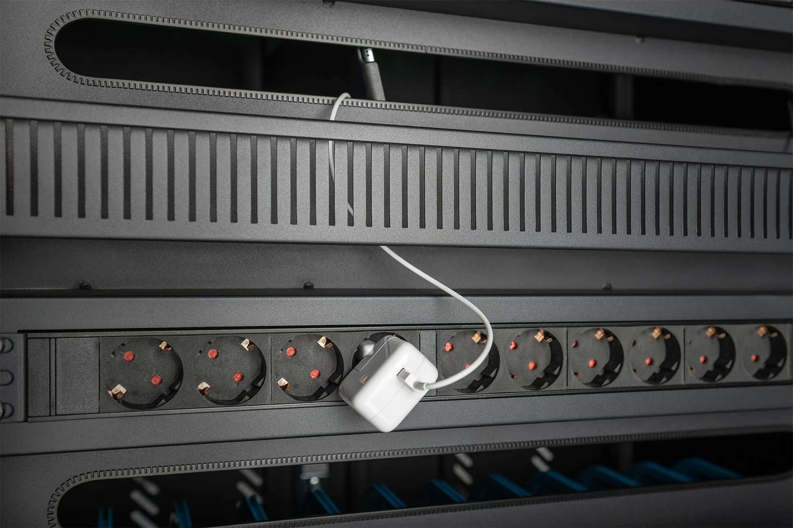 Kasë karikimi Digitus për 30 laptopë/tabletë deri 15.6", USB-C, e zezë