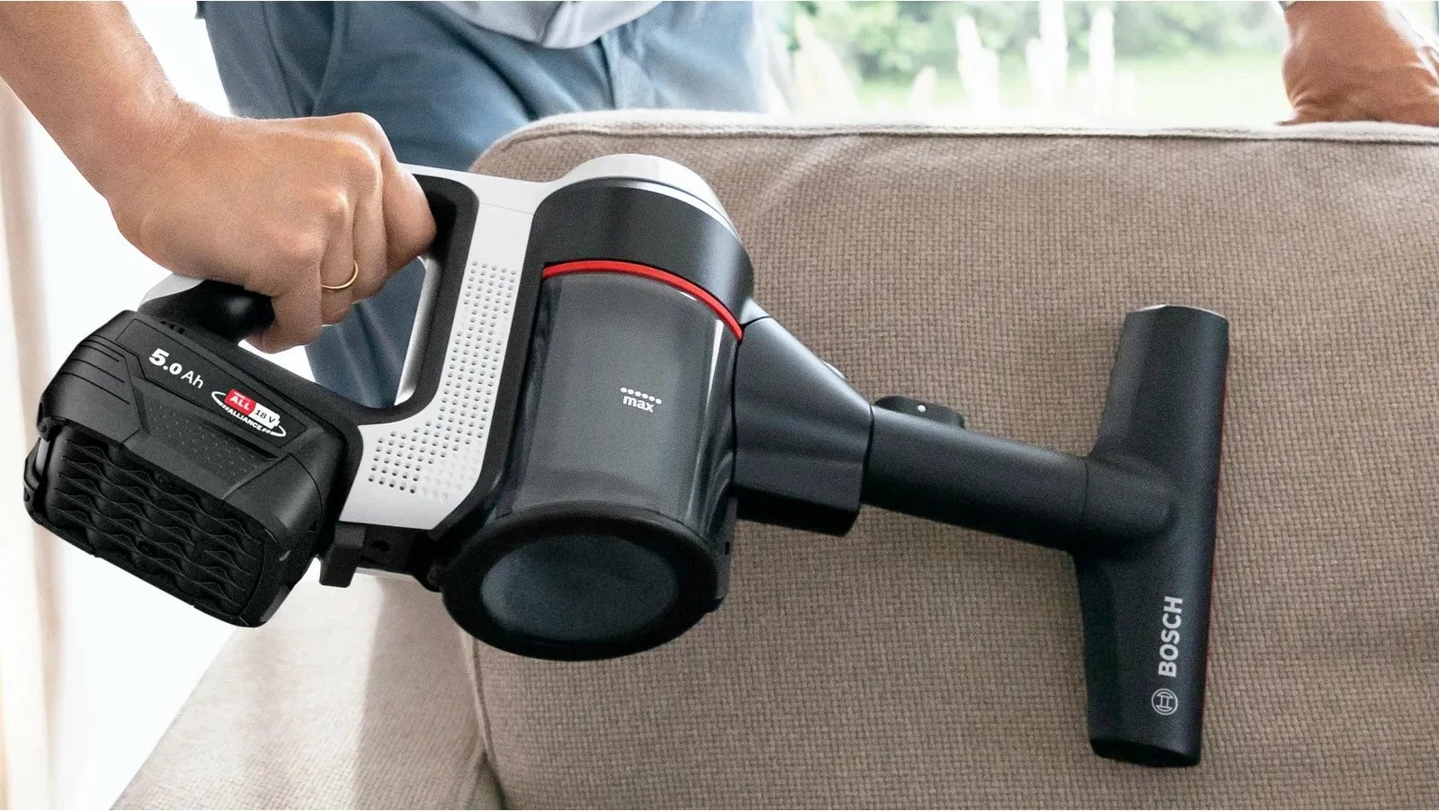 Fshesë me korrent Bosch BSS715CARP, pa qese, 0.3L, 18V, e zezë/argjendtë/e bardhë Fshesë me korrent Bosch BSS715CARP, pa qese, 0.3L, 18V, e zezë/argjendtë/e bardhë