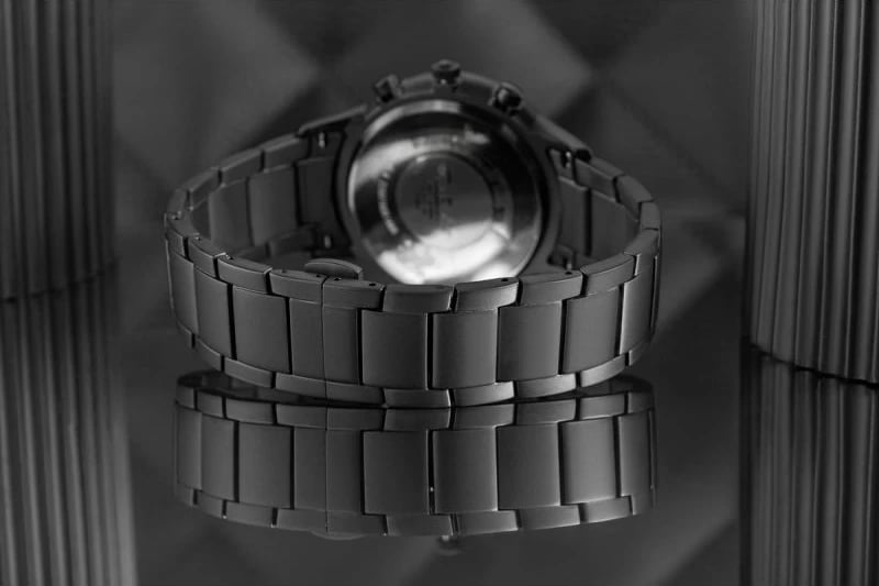 Orë dore për meshkuj Emporio Armani, e zezë