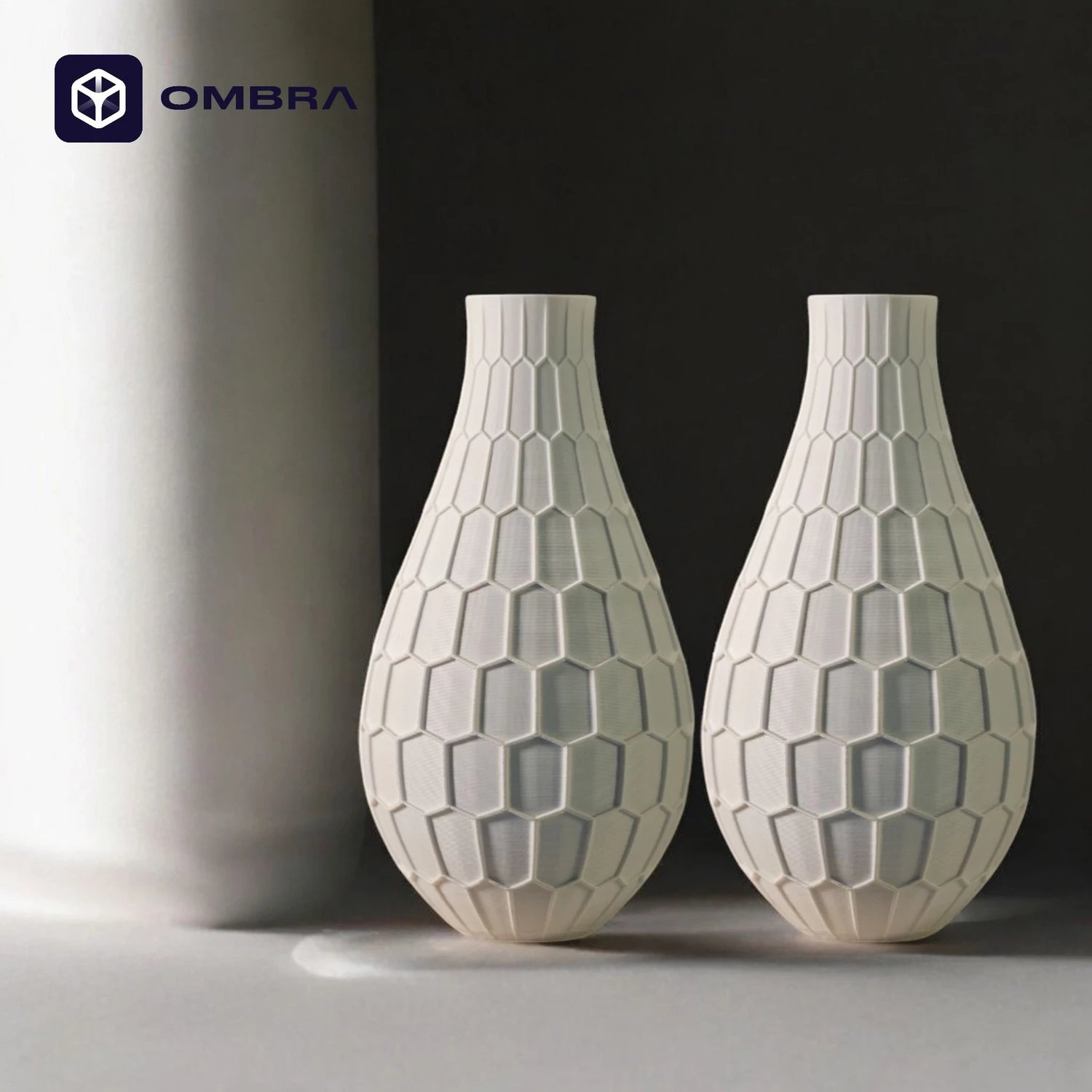 Vazo dekorative me strukturë gjeometrike, e bardhë