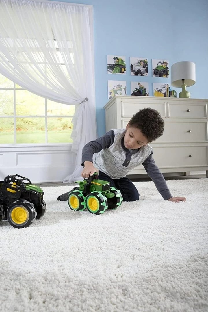 Traktor lodër TOMY John Deere Monster Lightning Wheels, me rrota ndriçuese, Jeshile