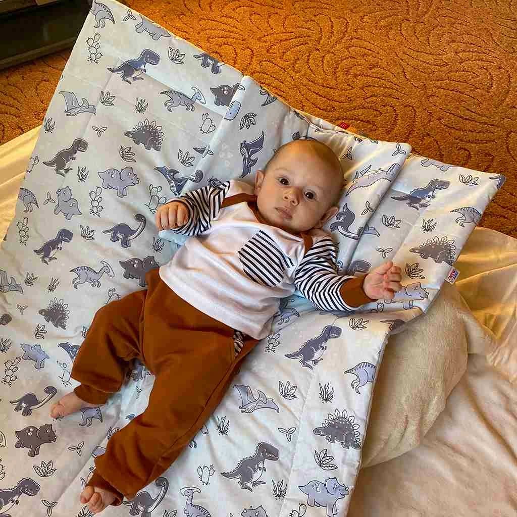 Set i kthyeshëm për karrocë New Baby Dreamcatcher Velvet 75x100 cm batanije + jastëk, gri