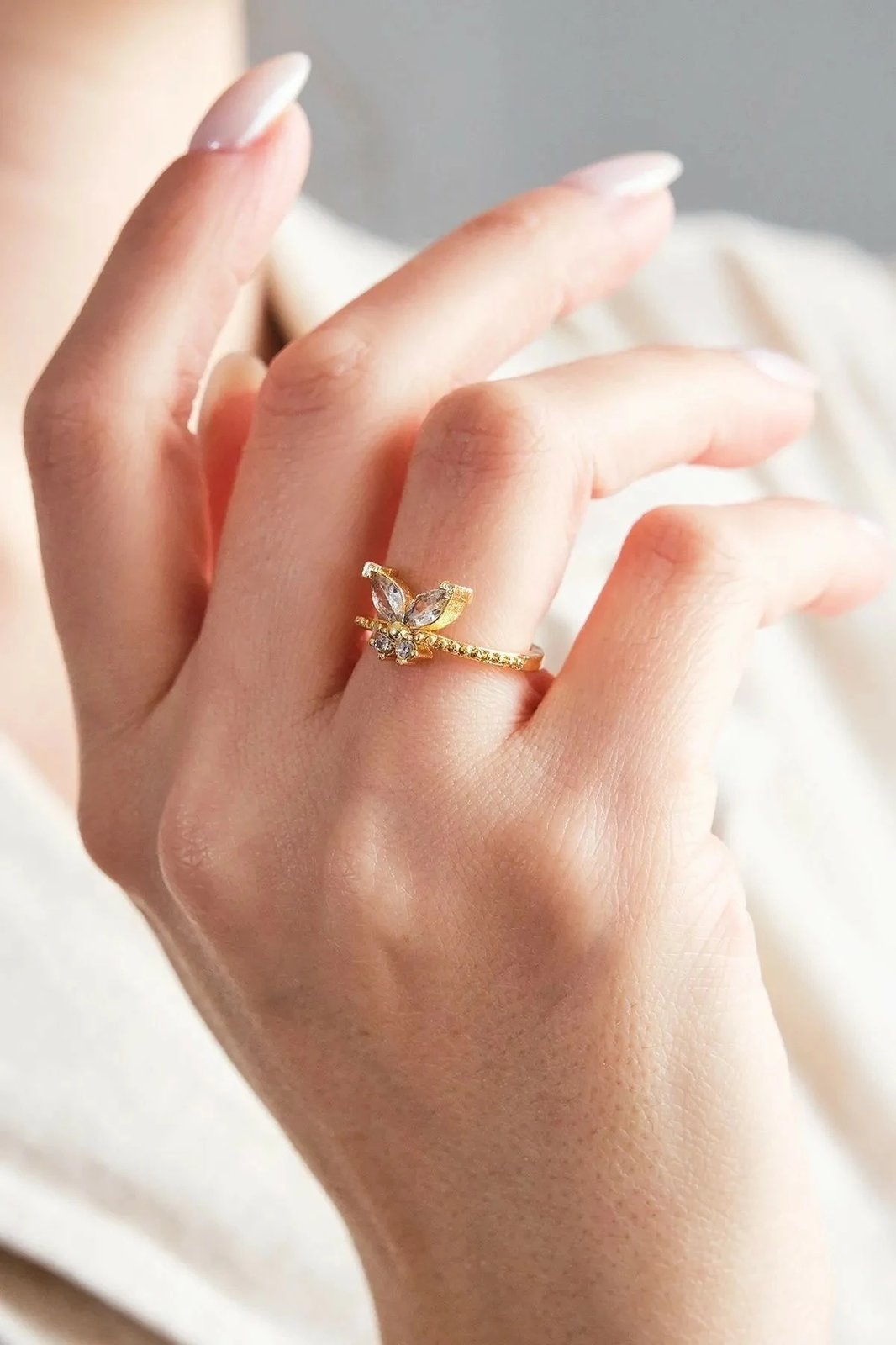 Unazë prej bronzi, ngjyrë ari, me gur zirkon, Jumeon