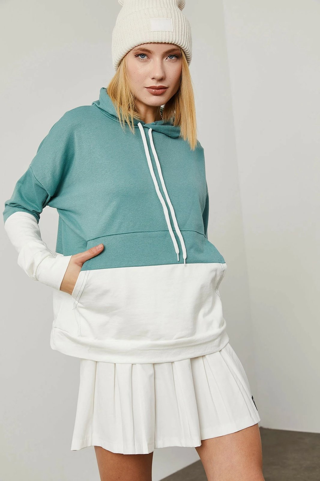 Bluze e trashë për gra, Jumeon X1584, ngjyrë mente dhe e bardhë