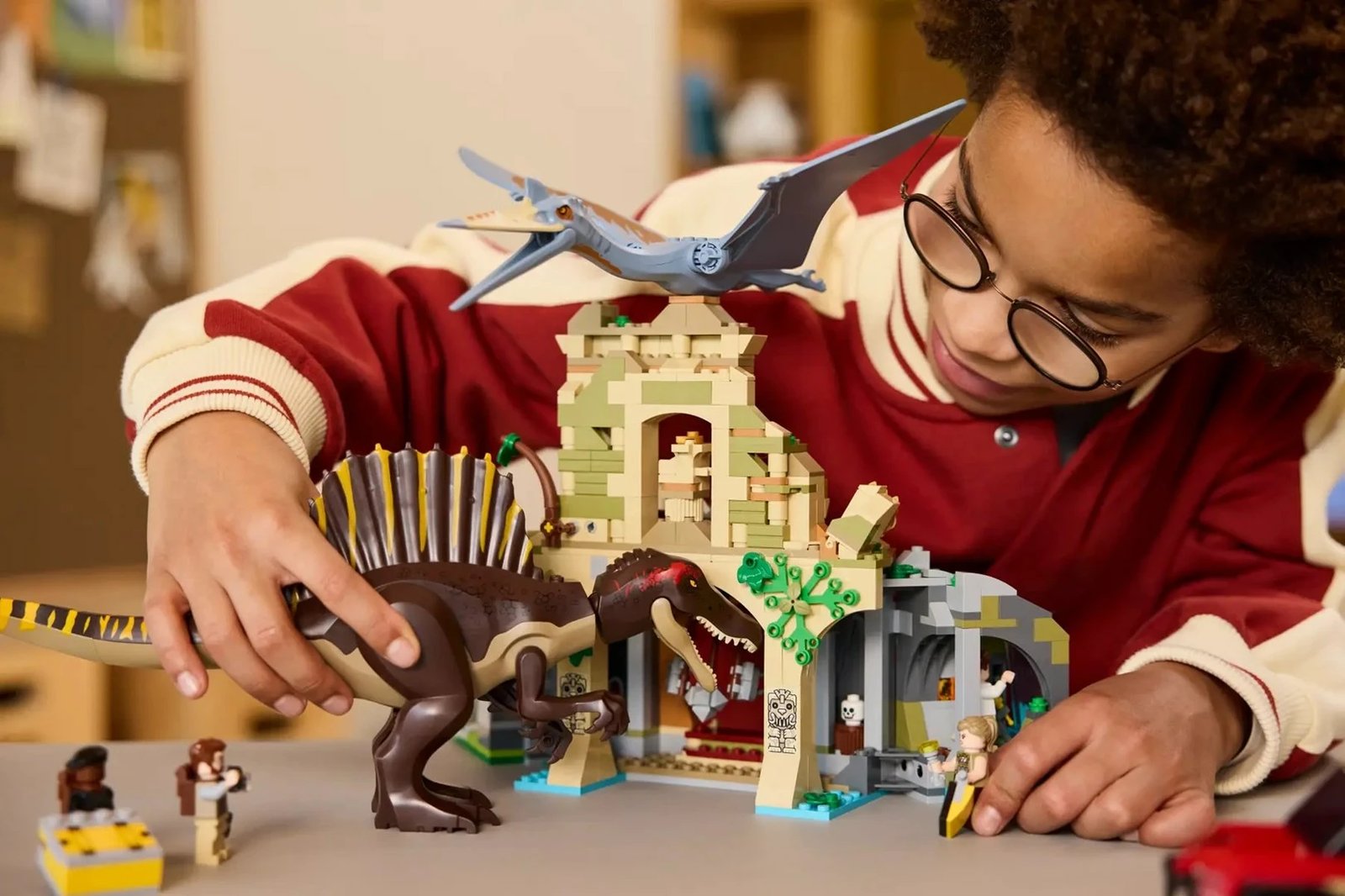 Set LEGO Jurassic World 76976 Spinosaurus & Quetzalcoatlus Air Mission, 4 minifigura
