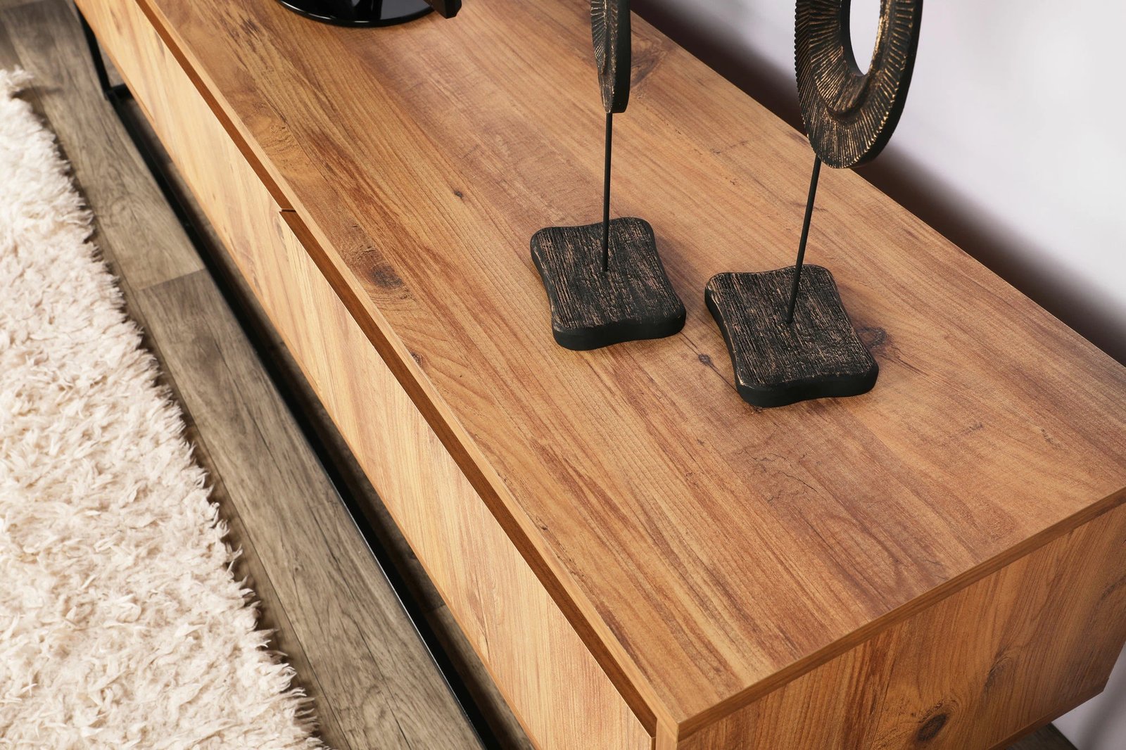 Komodë TV Skye Decor, Lupin 140, ngjyrë arre, e zezë