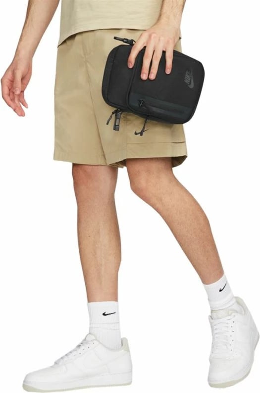 Çantë dore Nike Elemental Premium, e zezë