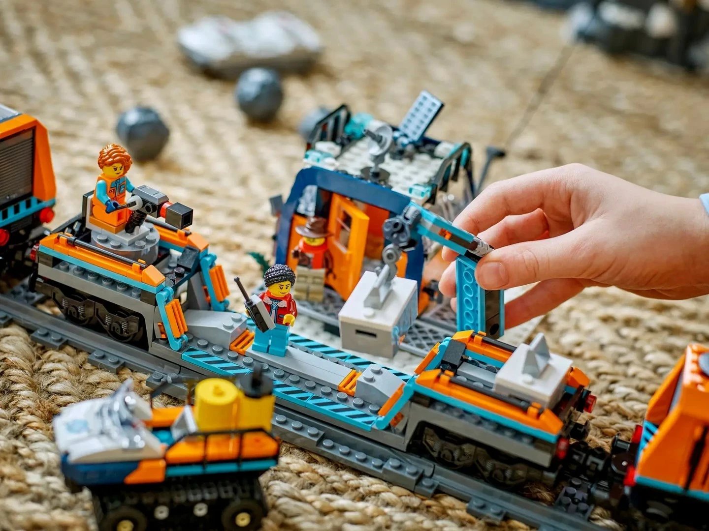 Set lodrash LEGO CITY Explorers Arktik Polar Express Train 60470, 1517 pjesë, me 6 minifigura
