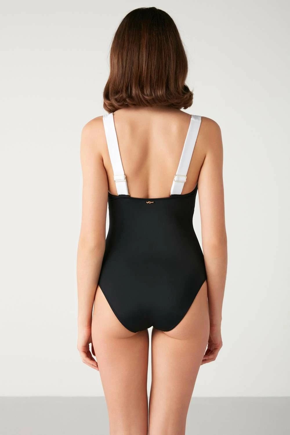 Rroba banje Jumeon, Cruella, e zezë