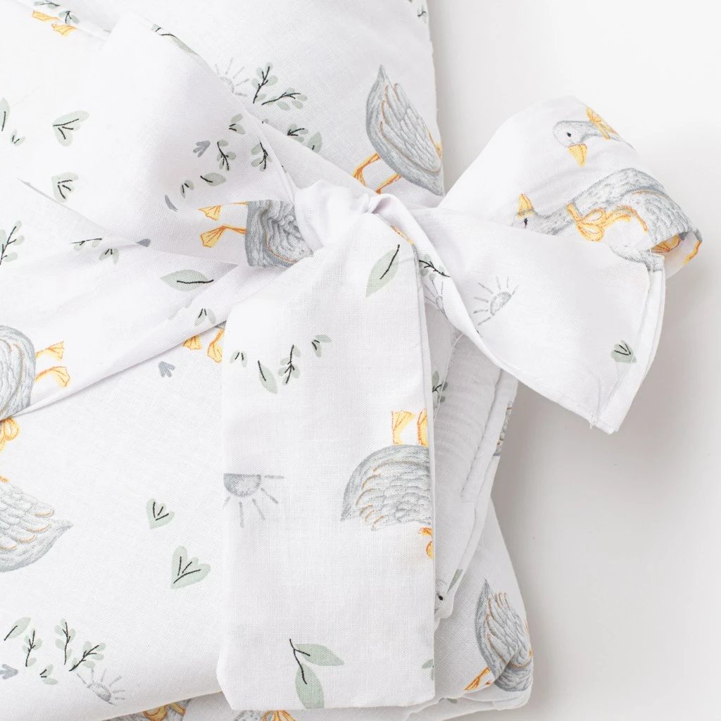 Mbështjellëse bebe, New Baby, Goose, 80x80 cm, pambuk 100% me mbushje 3 cm anti-alergjike, e bardhë