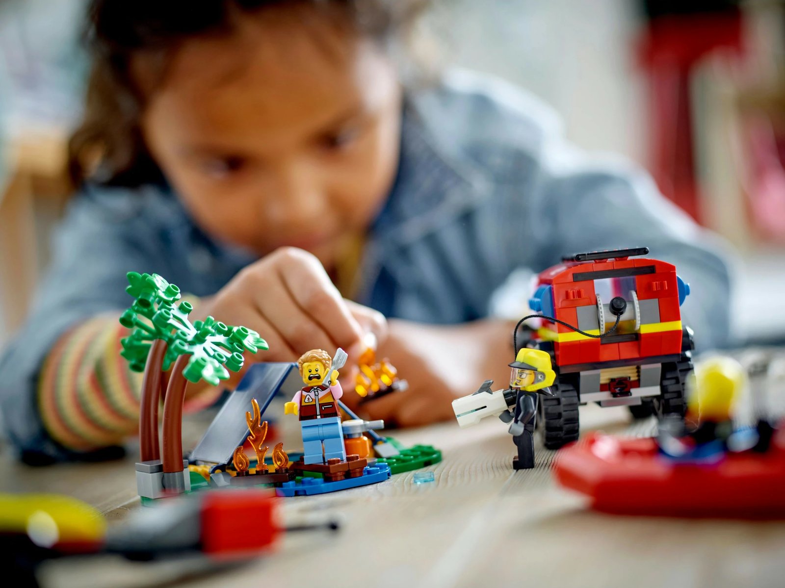 Set ndërtimi LEGO City 4x4 Kamion Zjarri me Varkë Shpëtimi 301 pjesë, multingjyrësh