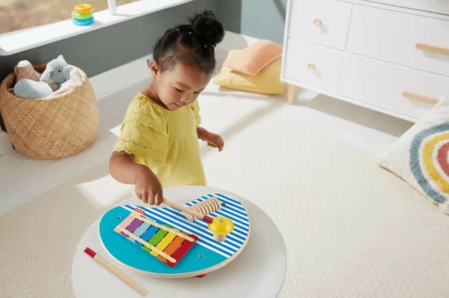 Tavolinë muzikore prej druri Fisher Price HXT91, shumëngjyrëshe, me 2 shkopinj
