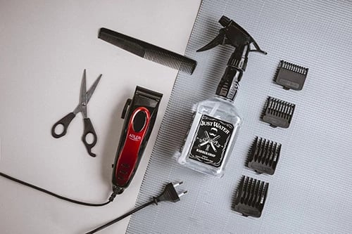 Makinë qethëse, Adler, AD 2825, teh çeliku inox 45 mm, 4 krehra 3-12 mm, kabllo 1.9 m, 15 W, prizë C, e kuqe/zezë, set me brushë gërshërë dhe vaj