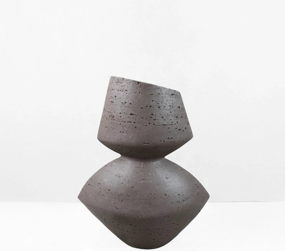 Vazë LOOMA II, rrëshirë, ngjyrë kafe e errët, 28.5x15.5x34.5cm