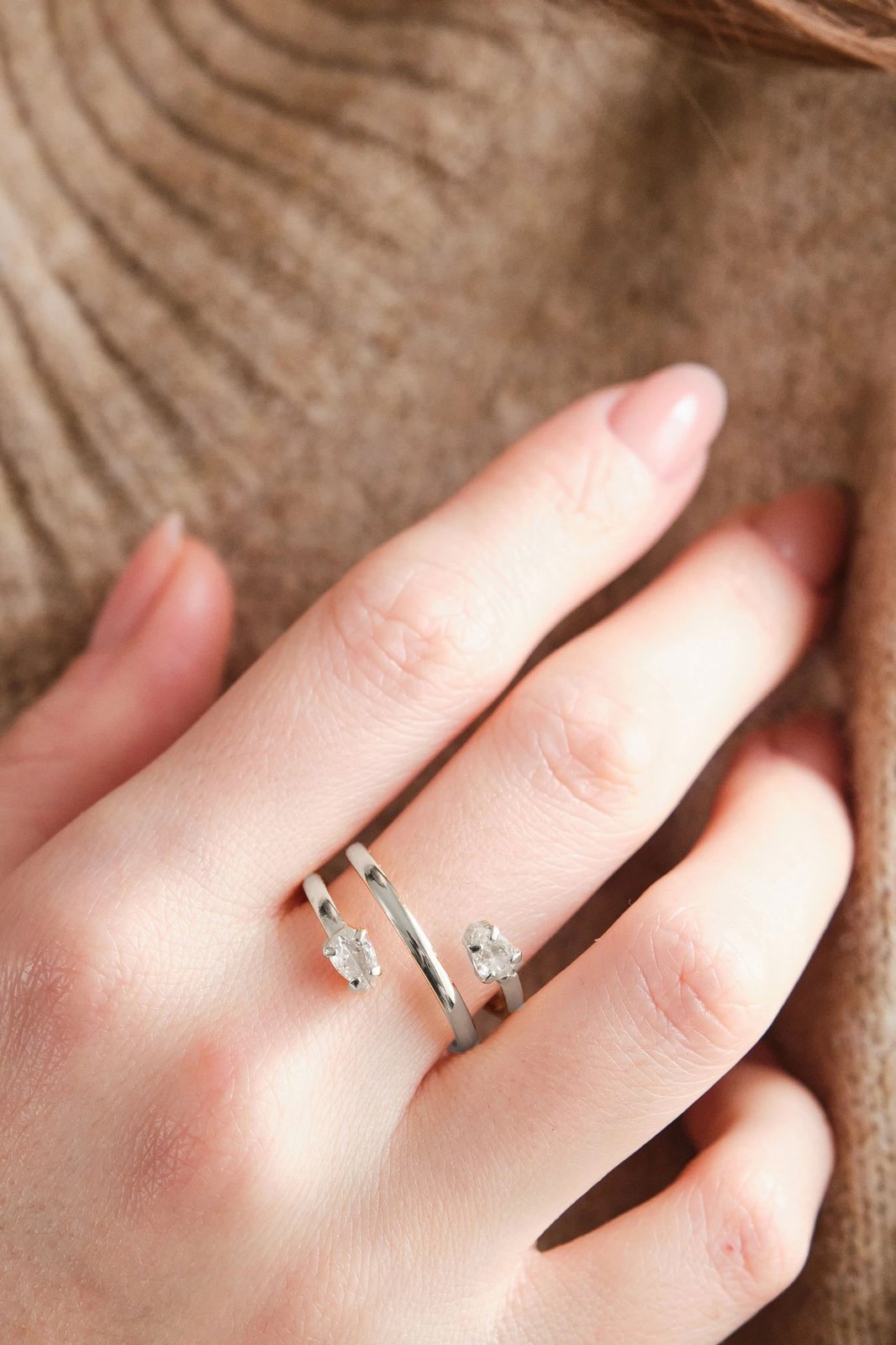 Unazë prej bronzi, ngjyrë argjendi, Jumeon, me gur zirkoni, madhësi e rregullueshme