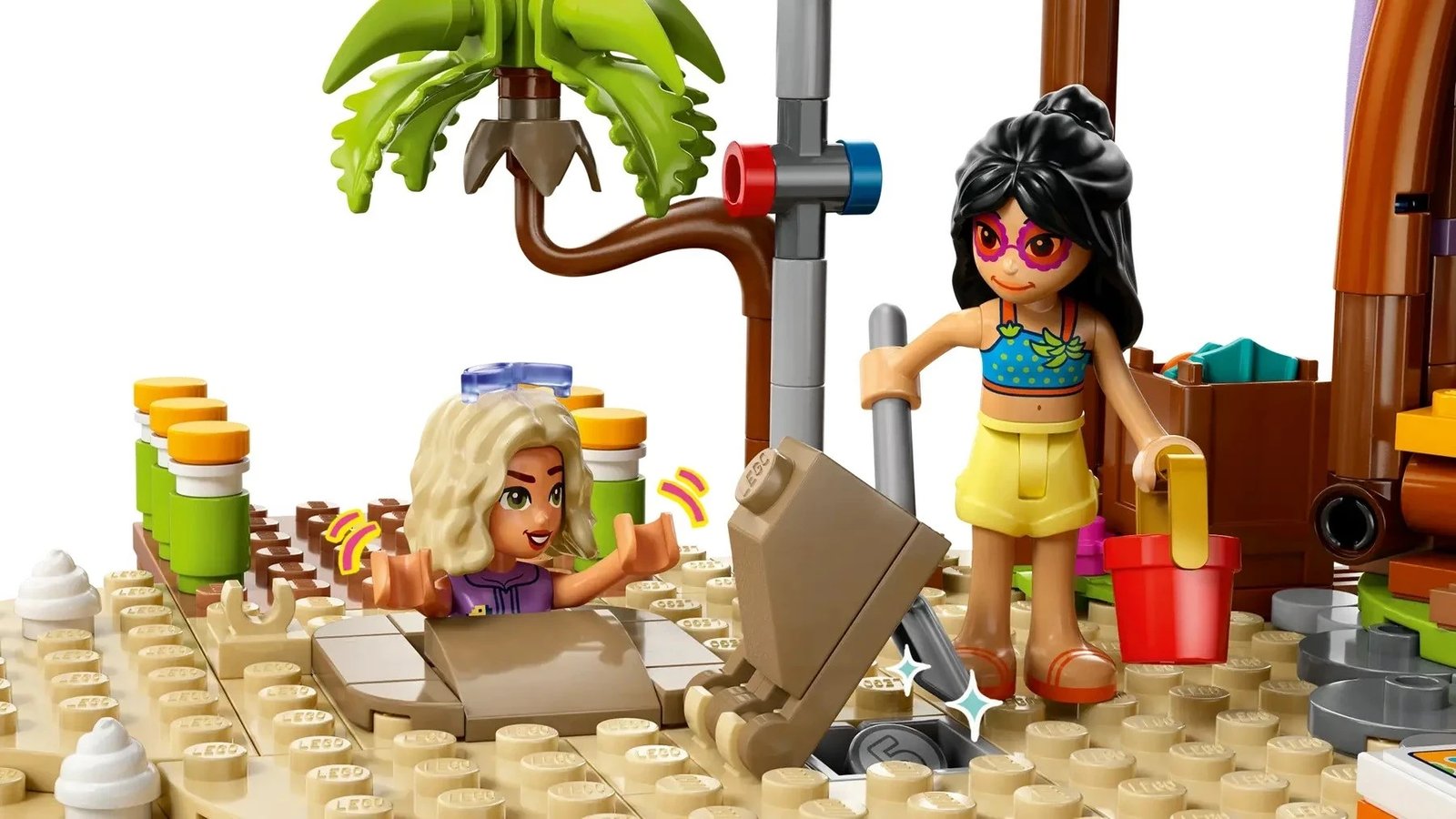 Set LEGO Friends Family Vacation Beach Resort 42673, 6 minifigura, për fëmijë 8+