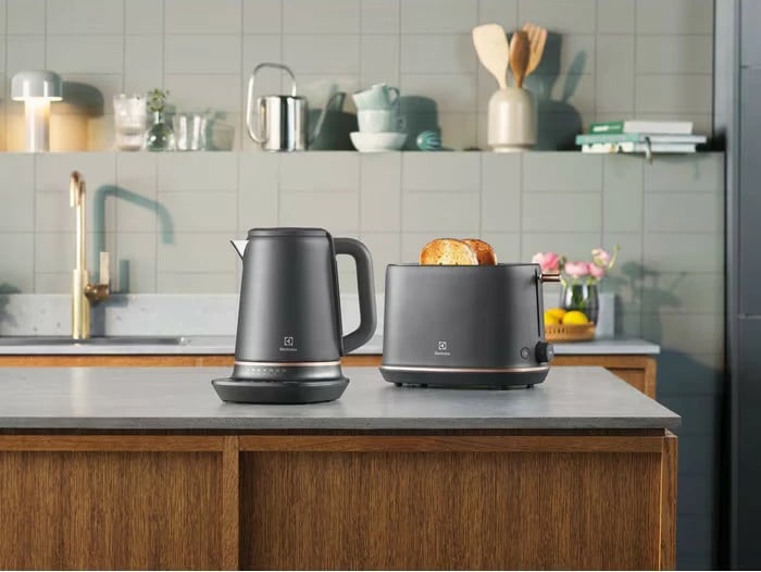 Toster Electrolux E7T1-6BP, 980 W, 2 slote, shkrirje dhe ngrohje, tabakë për thërrime, i zi