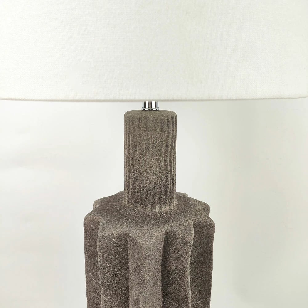 Llambë tavoline EGLI, bazë qeramike gri e errët, abazhur prej liri të bardhë, 34x34x100cm