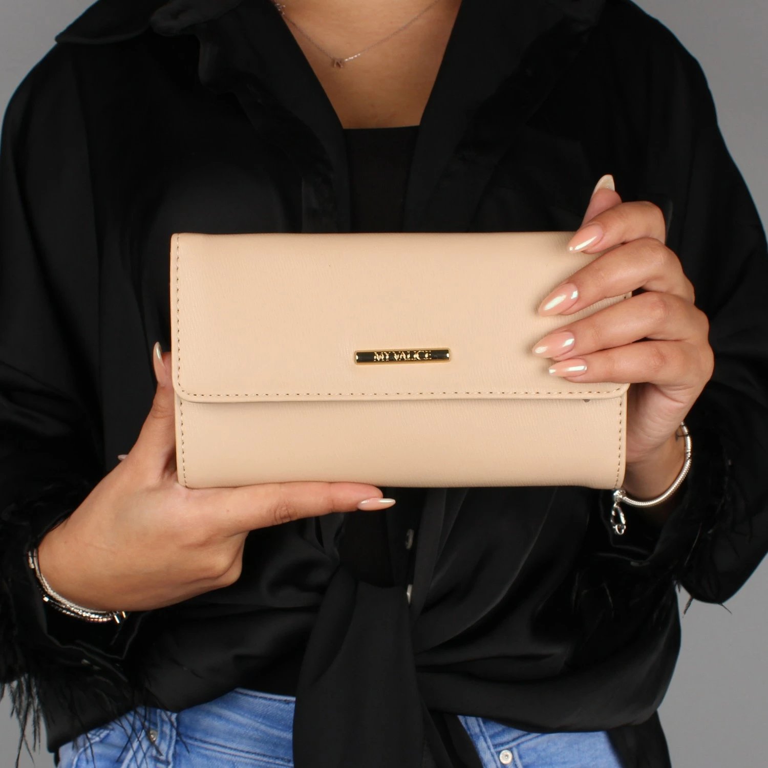Kuletë crossbody prej lëkure, ngjyrë bezhë, zinxhir 118cm, Zoozie Bags 1449