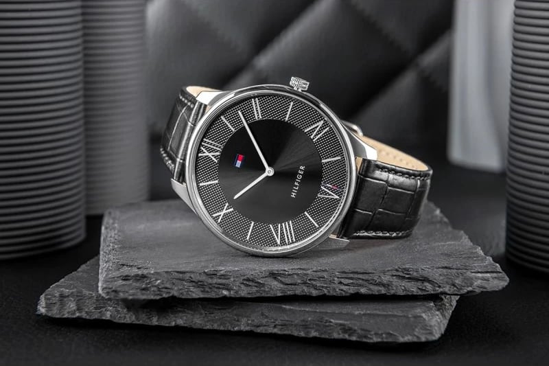 Orë dore për meshkuj Tommy Hilfiger, e zezë