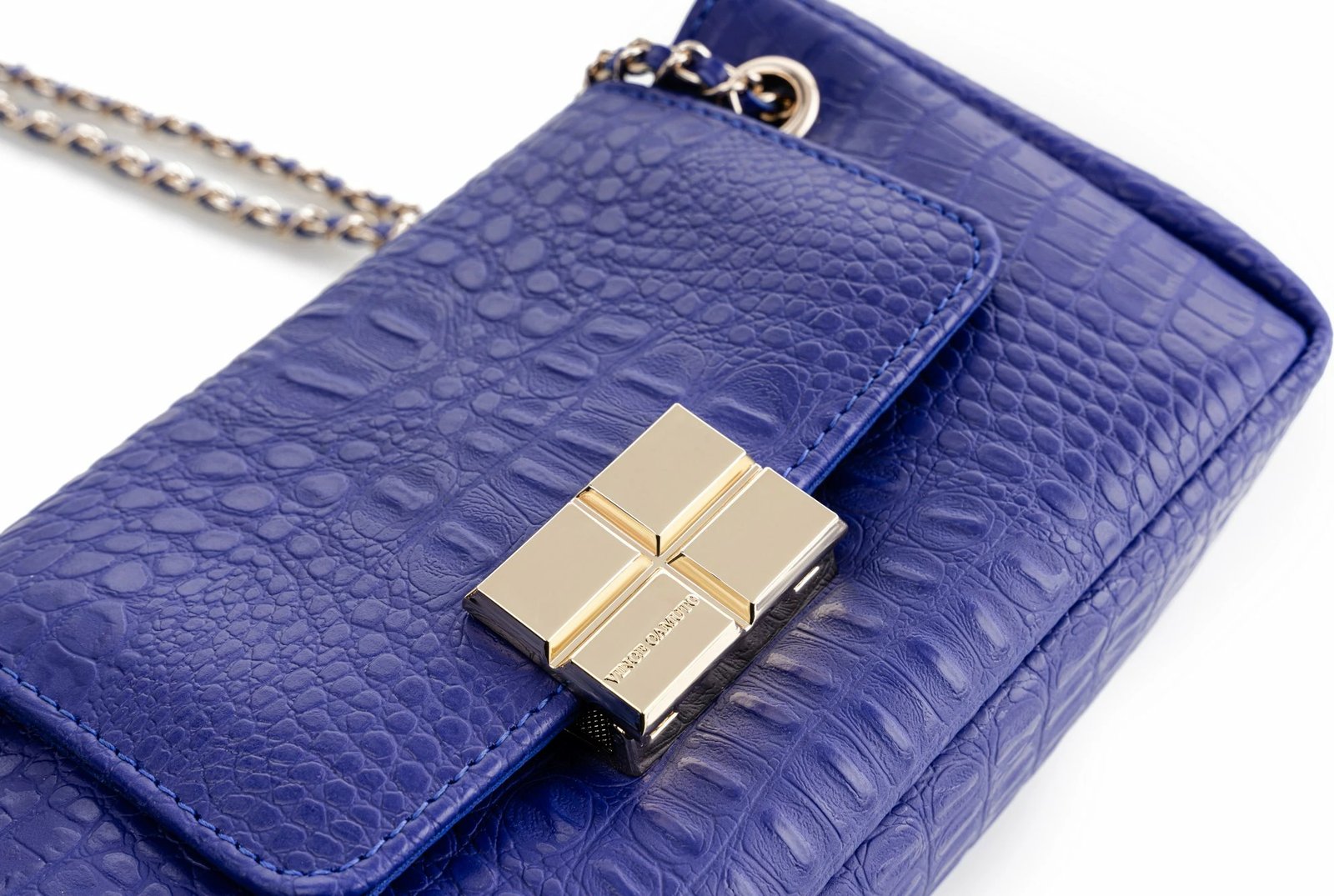 Çantë shpatull për femra, ngjyrë sax blue, teksturë krokodili, Vince Camuto Siena