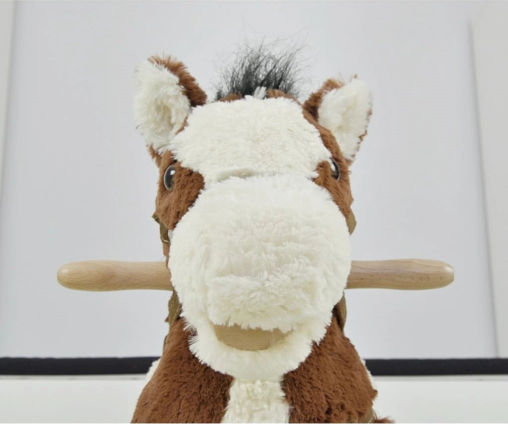 Kalë lëkundës me melodi, Milly Mally Jurášek, i butë plush, kornizë druri e çmontueshme, 3x AA, ngarkesë deri 30 kg, kafe e errët