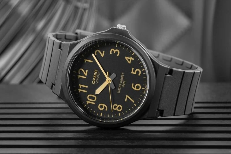 Orë dore për meshkuj Casio, e zezë