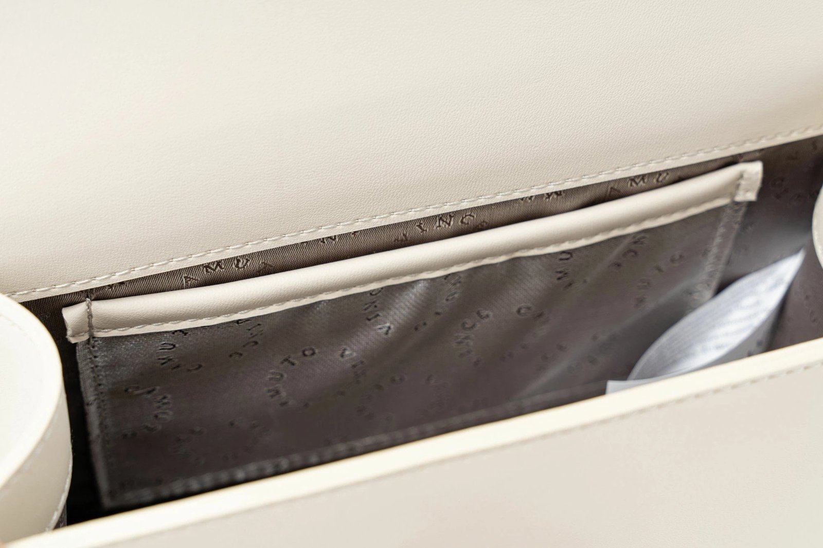 Çantë shpatulle Vince Camuto, Amore, ngjyrë krem