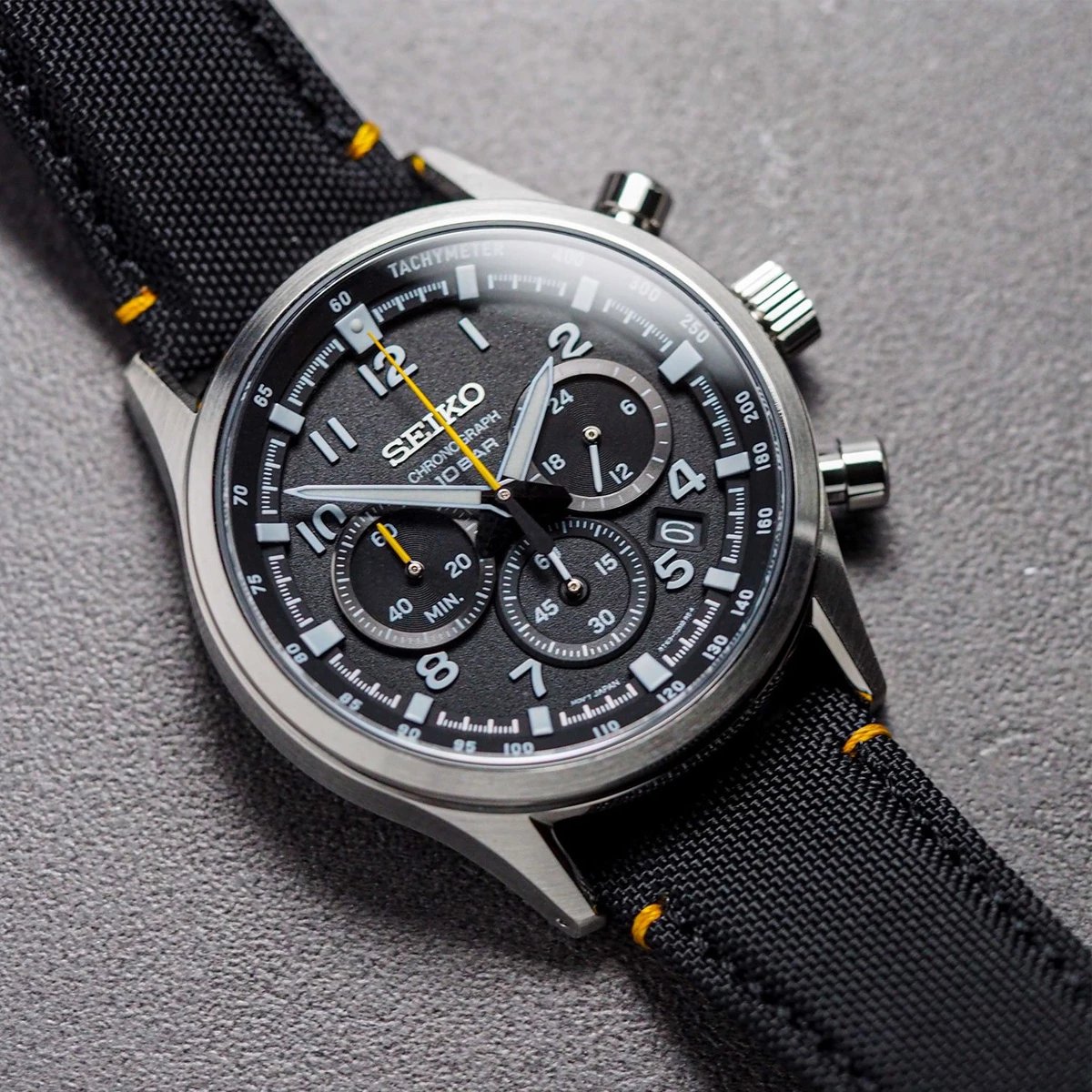 Orë dore SEIKO SSB449P1 për meshkuj, e zezë