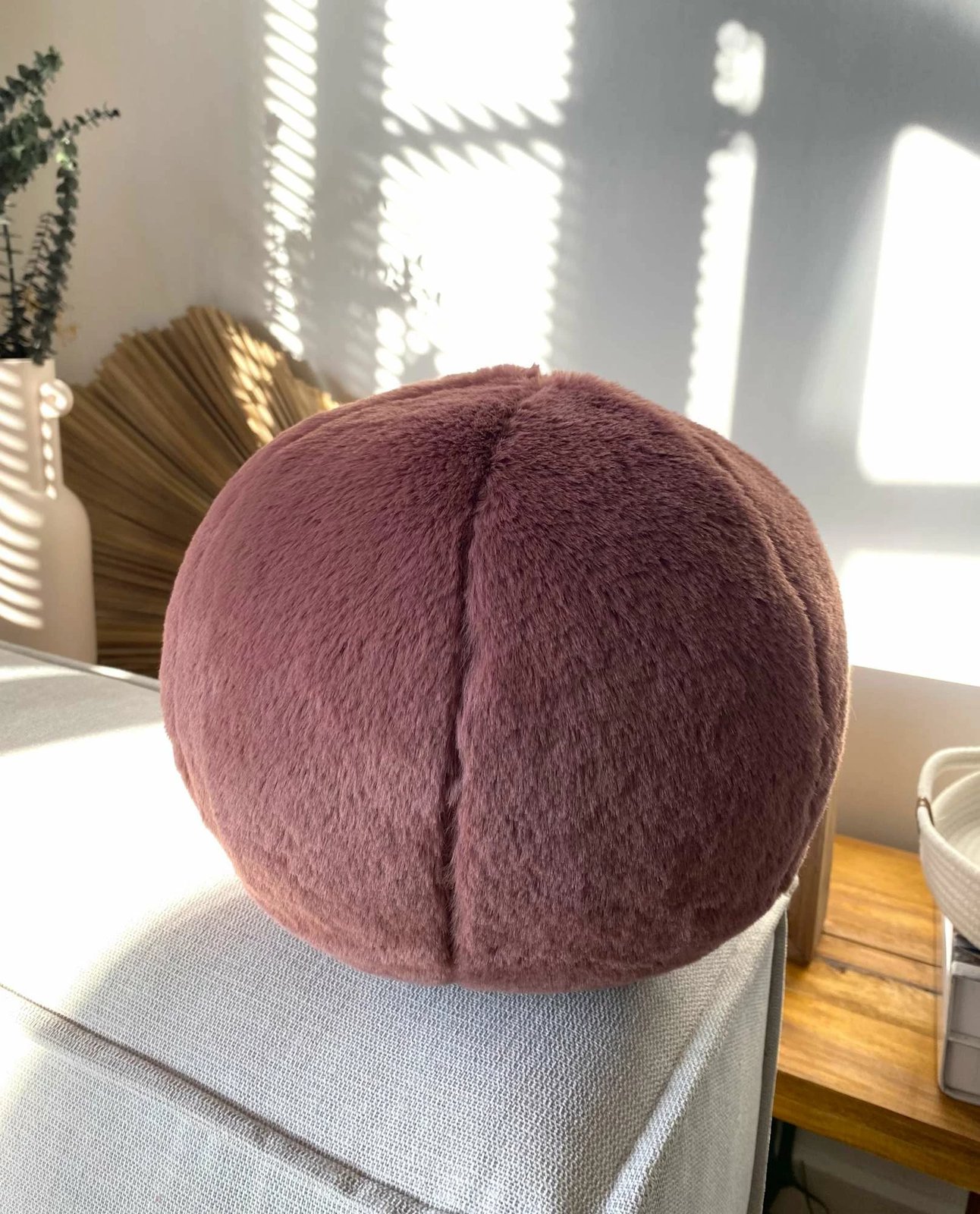 Jastëk dekorativ sferik, ngjyrë Redbud, Evila Originals