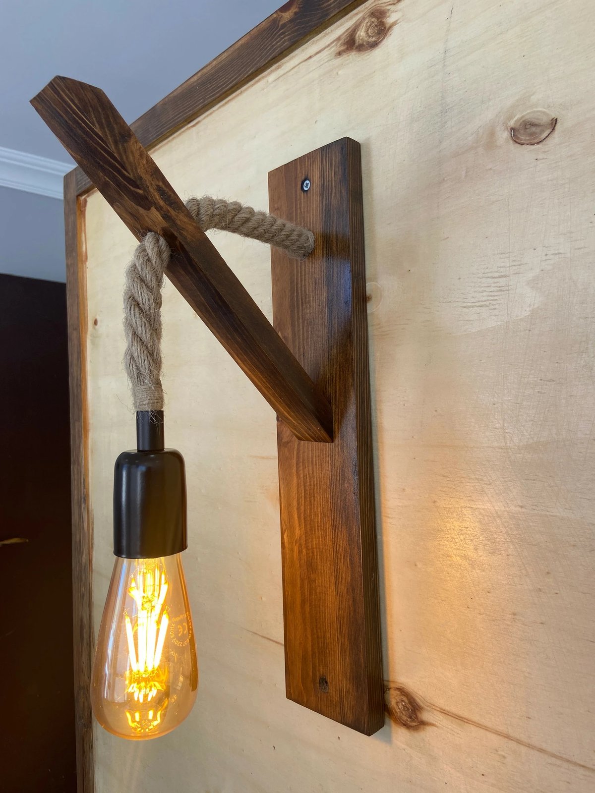 Llamp muri prej druri, ngjyrë arre, Opviq, 18