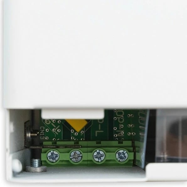 Inverter solar hibrid Qoltec 53863, 1500W, 100A, 12V, MPPT, Sinus i pastër, Wi-Fi, Bardhë/Gjelbër