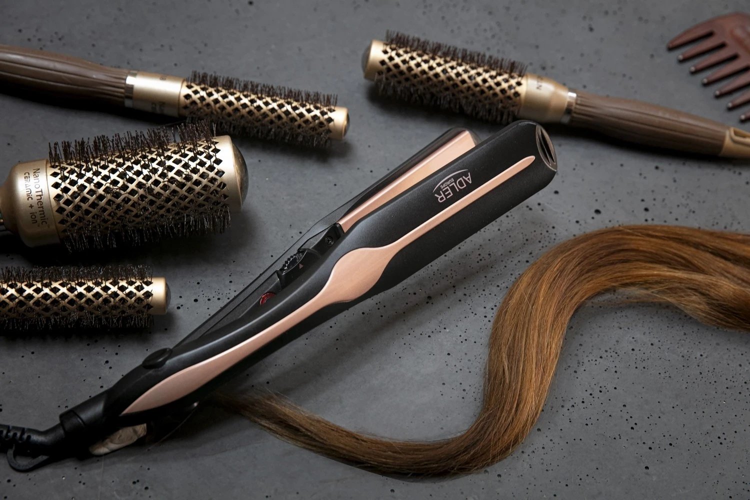 Drejtuese për flokë Adler AD 2318, e zezë/bakër