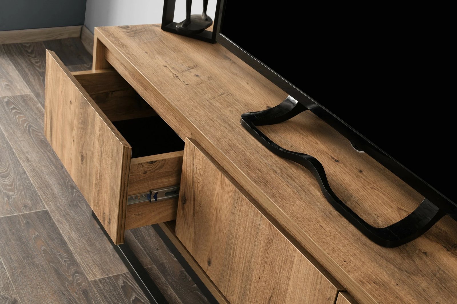 Komodë për TV, Skye Decor, Tilsim 140, ngjyrë e zezë dhe pishë