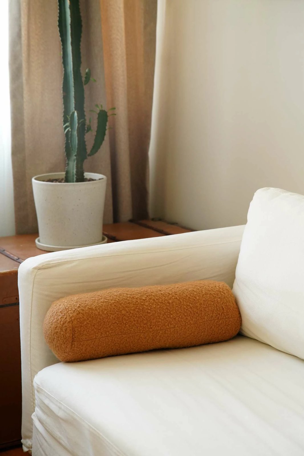 Jastëk cilindrik Evila Originals, Teddy Roller, ngjyrë kafe