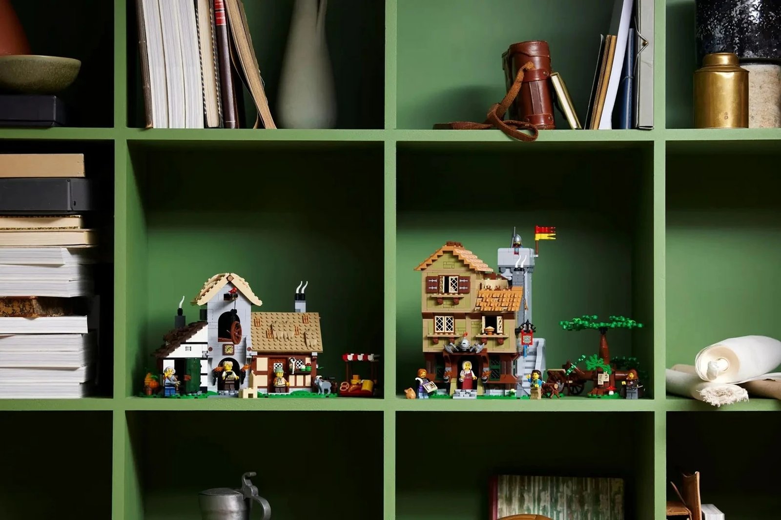 Set LEGO Medieval Town Square ICONS 10332, 8 minifigura