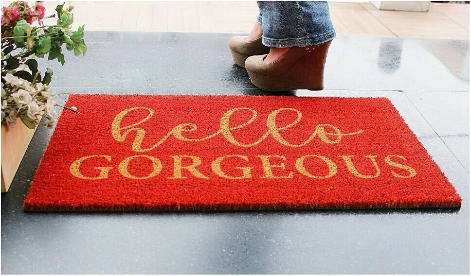 Shilte hyrëse Coco, dizajn Aberto, ngjyrë e kuqe, 'hello GORGEOUS', 70x40cm