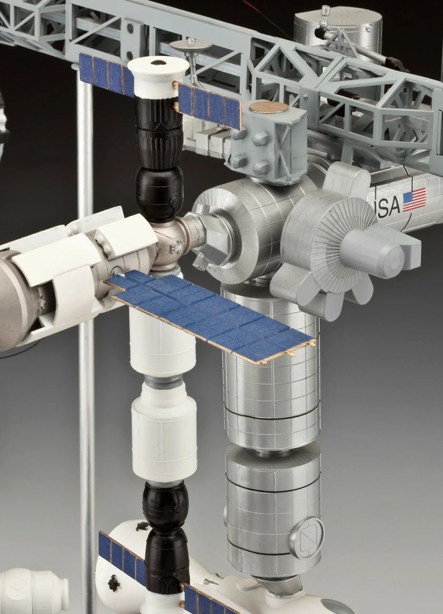 Set model plastik Revell 05651, International Space Station ISS, 1:144, 183 pjesë, Edicioni 25 vjetori Set model plastik Revell 05651, International Space Station ISS, 1:144, 183 pjesë, Edicioni 25 vjetori