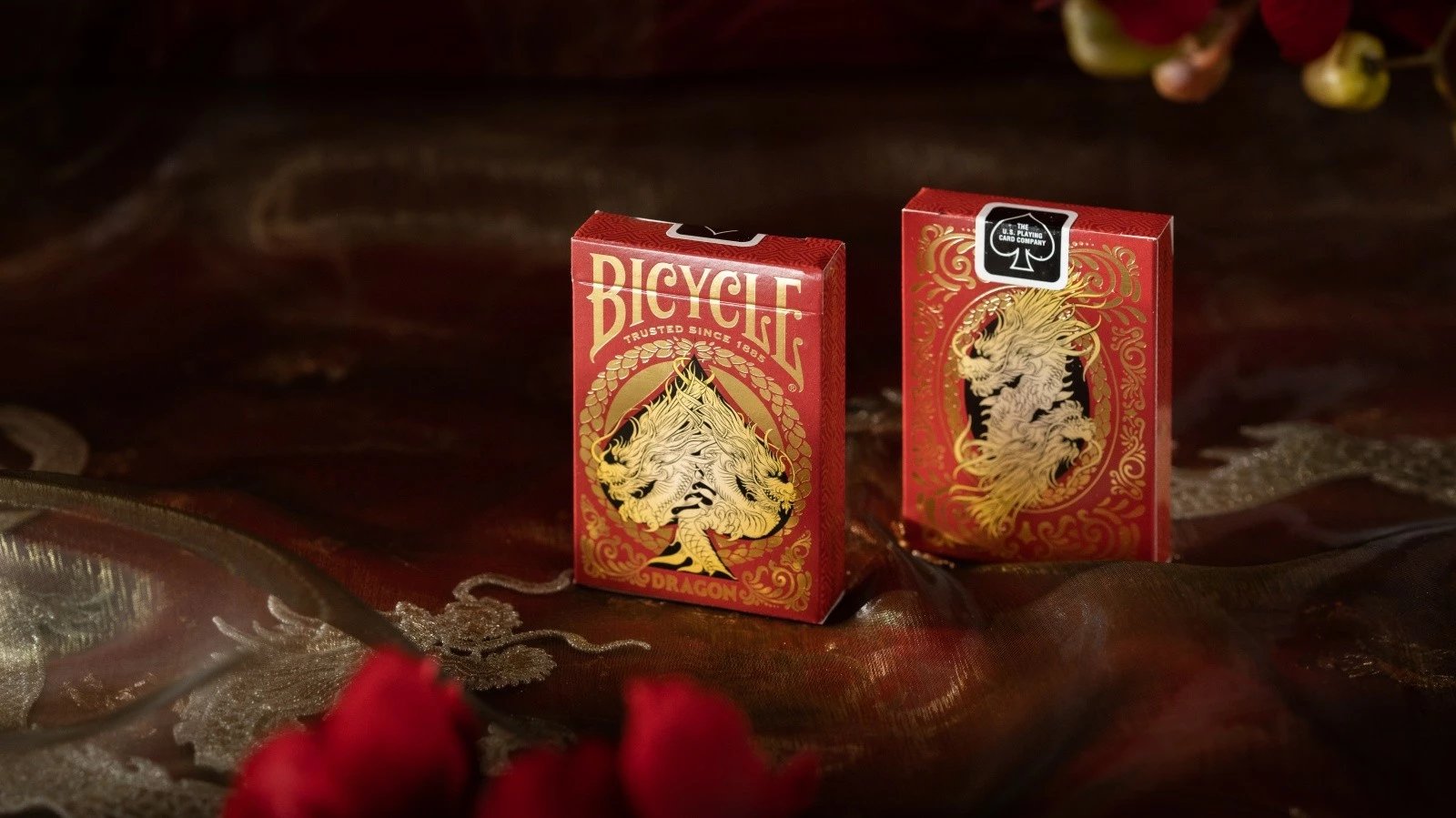 Letra loje Bicycle Red Dragon Cards 2024, 52 copë, e kuqe