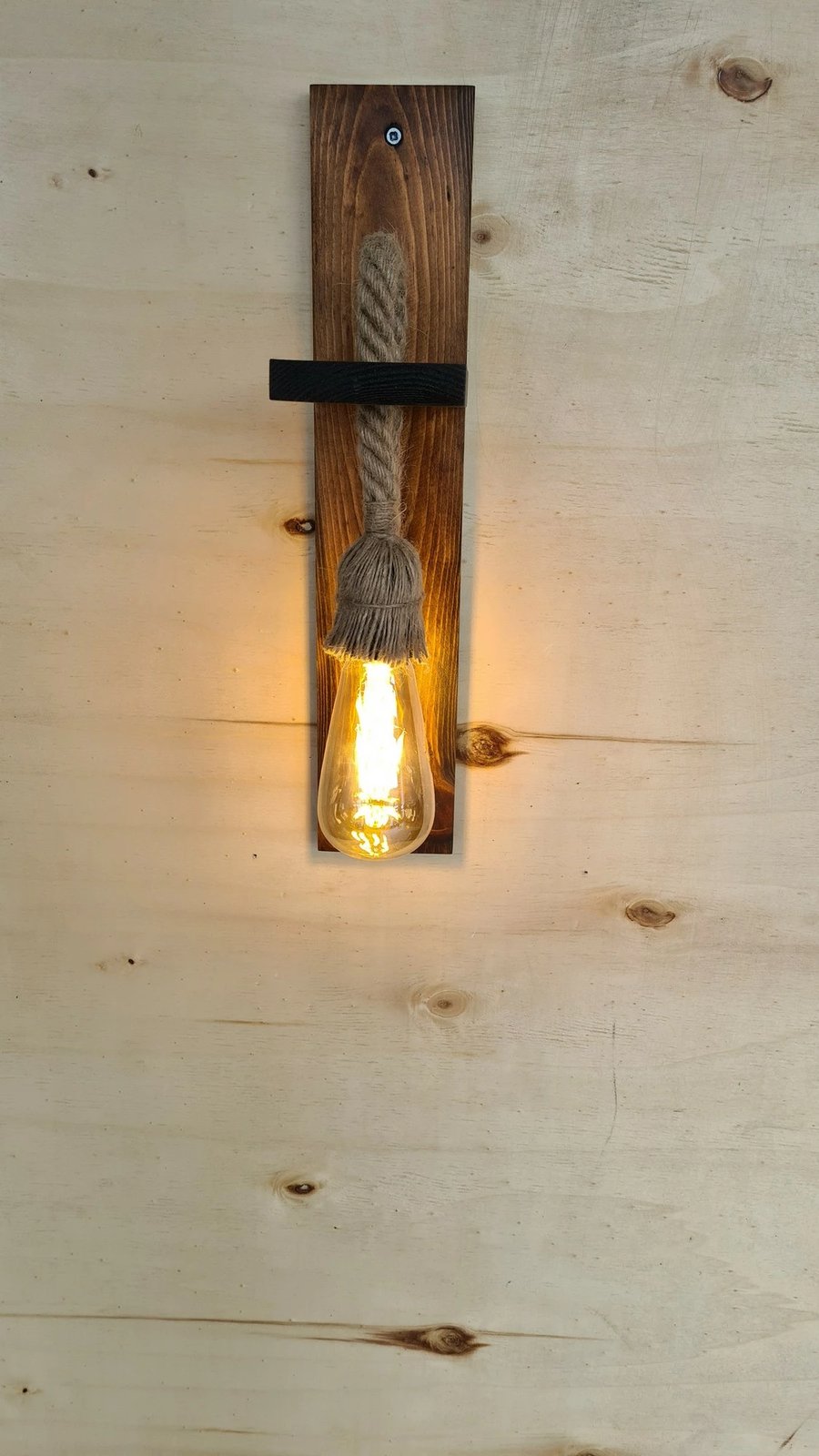 Llambë muri Opviq, dru i fortë pishe, ngjyrë arre, 45x9x17cm Llambë muri Opviq, dru i fortë pishe, ngjyrë arre, 45x9x17cm